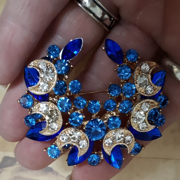 New Stunning Crescent Moon Magical Rhinestone Brooch. - Picture 5 of 8